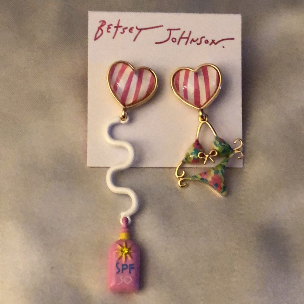 Betsey Johnson Bikini & Sunscreen Mismatch Drop Earrings Acrylic Heart NWT - Picture 2 of 14